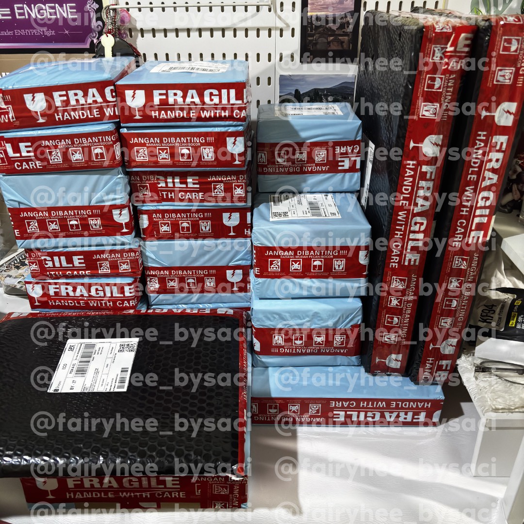 SYXSPICE's tweet photo. apasih kocak org gue beli di kr udah lama bgt itu stok lama trus ngapain jg gue buka bukain buat direpack. buang waktu yg ada, kek gada kerjaan amat gue. 

album mau kecil mau gede gue packing box kalo penyok ya ekspedisi tempat lo kali ah  yg ga bener 😵‍💫 https://t.co/d8sK5ziWOg