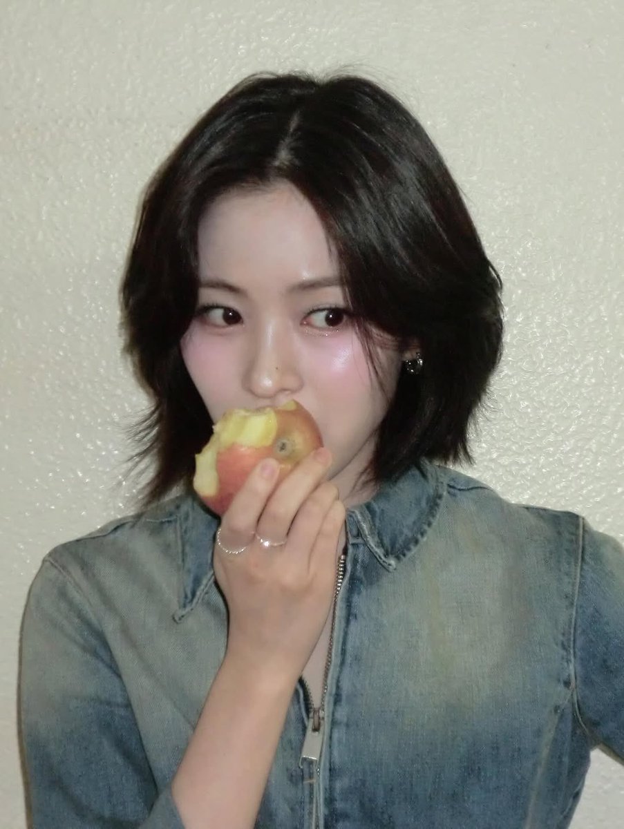Ryujine's tweet photo. one apple a day to keep the doctor away https://t.co/fOePKgz9YV