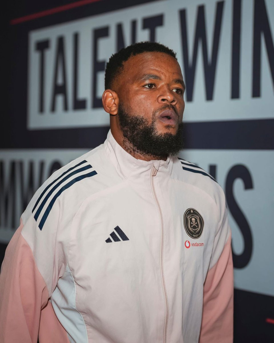 dube_mthoko's tweet photo. 𝕊𝕚𝕡𝕙𝕠 𝕄𝕓𝕦𝕝𝕖'𝕤 𝕤𝕥𝕒𝕪 𝕒𝕥 𝕄𝕒𝕪𝕗𝕒𝕚𝕣 𝕚𝕤 𝕆𝕍𝔼ℝ 𝕒𝕗𝕥𝕖𝕣 𝕛𝕦𝕤𝕥 𝕠𝕟𝕖 𝕤𝕖𝕒𝕤𝕠𝕟. 

@FARPostZA has learnt that Orlando Pirates have decided against extending Sipho Mbule’s contract, making the talented midfielder a FREE AGENT ahead of the 2026/27 season! 🏴‍☠️❌

Despite early double cup success, Mbule fell down the pecking order post-AFCON.

👀 What's next? Siwelele FC have already made their interest known!

READ MORE:📲 https://t.co/tYk9SmRrsd