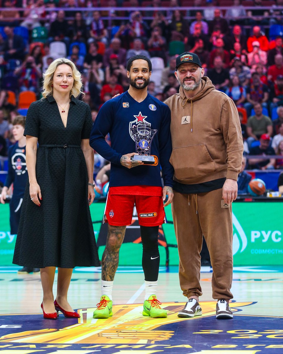 cskabasket's tweet photo. 🏆 Александр Великий и генеральный директор Единой Лиги ВТБ Илона Корстин вручили приз MVP «регулярки» Мело! https://t.co/4bS4mMeK2j
