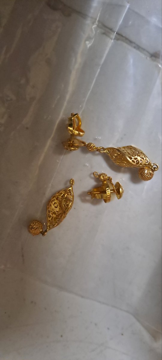 vinitavish2893's tweet photo. @ManappuramMAFIL  such a useless customer service one of my friend had taken a gold loan they given back like this broken and damaged earrings Clearlfing maam audit me hogaya auditors kya audit kartey hai New earrings k badle ese broken damage earrings dena ye auditor ka kaam hai https://t.co/DZmyzV7uKe