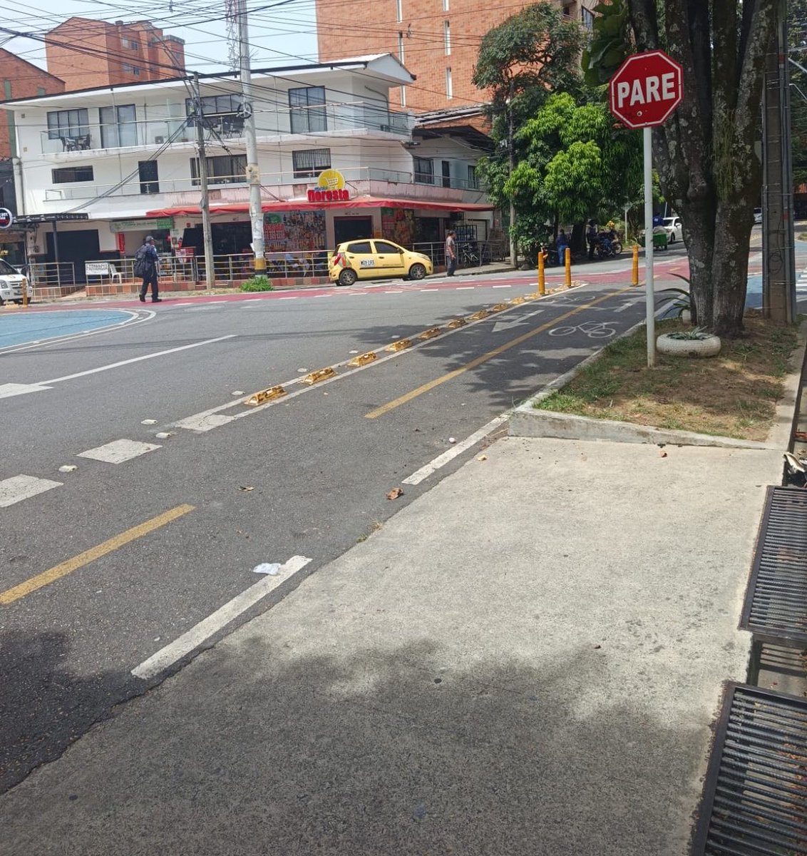 Emvarias's tweet photo. ¡Hola, Andrés! 👋

Desde Emvarias trabajamos diariamente para mantener limpia la ciudad, mediante la prestación continua del servicio de aseo. Sin embargo, la disposición inadecuada de residuos en el espacio público, por fuera de las frecuencias y condiciones establecidas, sigue siendo uno de los principales retos para la conservación de los espacios comunes.

En el punto que nos reportas, la recolección de residuos se realiza diariamente en tres jornadas: mañana, tarde y noche. Aún así, cuando los residuos son dispuestos después del paso de nuestros vehículos o en lugares no autorizados, pueden generarse acumulaciones como la observada en la imagen.

Te compartimos una imagen del sector actualmente, después de la primera recolección del día. Reiteramos que el cuidado de Medellín requiere tanto del trabajo operativo como del compromiso ciudadano, con una adecuada disposición de los residuos.