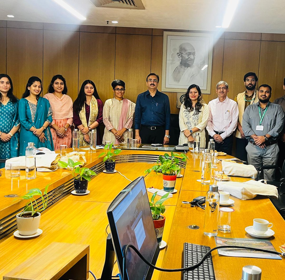 OfficialGNIDA's tweet photo. भारत सरकार में बतौर सहायक सचिव तैनात 6 आईएएस अधिकारीयों ने यहां के इंफ्रास्ट्रक्चर का अध्ययन करने हेतु आज #GNIDA पहुंचे। उन्हें औद्योगिक विकास, @iitgnl , #MMLH एवं #MMTH परियोजनाओं के बारे में जानकारी दी गई। इसके बाद अधिकारीयों ने मौके पर जाकर निरीक्षण भी किया। https://t.co/NXVcXl9vt2