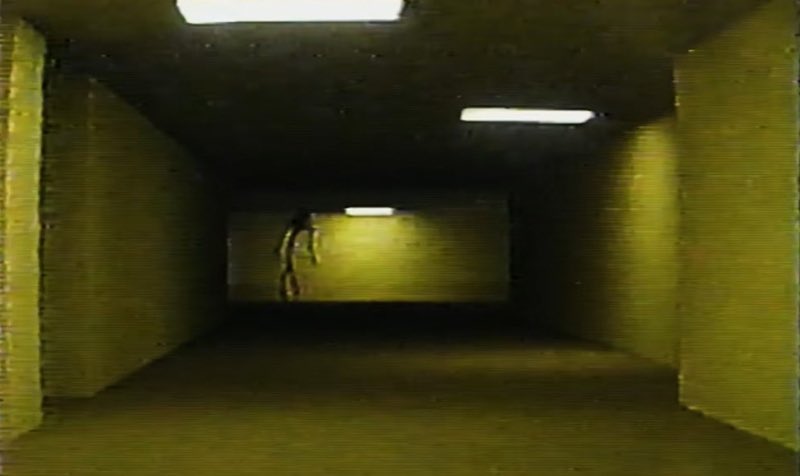 anna_hanamaru's tweet photo. 『Backrooms』、めちゃくちゃ面白かった。

一言で言うなら、『CUBE』の閉鎖空間サバイバルに、『インセプション』の空間認識のズレを混ぜたような映画。

ただ、「迷路から脱出する話」ではなくて、むしろ自ら迷路に迷い込んでいく形で、A24らしい気持ち悪さがちゃんと映画として機能していたのが良かった。

『CUBE』は、無機質な部屋にルールがあるから怖い。  『インセプション』は、空間や時間の感覚が歪むことで、現実そのものが不安定になる。  

『Backrooms』はその中間にあって、「ここには何か法則や設定がある気がする。でも理解した瞬間に戻れなくなる気もする」という不安がずっと続く。

ネットミーム原作って聞くと軽く見られがちだけど、映像のリズムと空間設計で映画好きな人ほどかなり刺さると思う。

ホラー要素はもちろん、空間スリラーとしてもかなり満足度高かった。日本で公開されたらまた観たい。