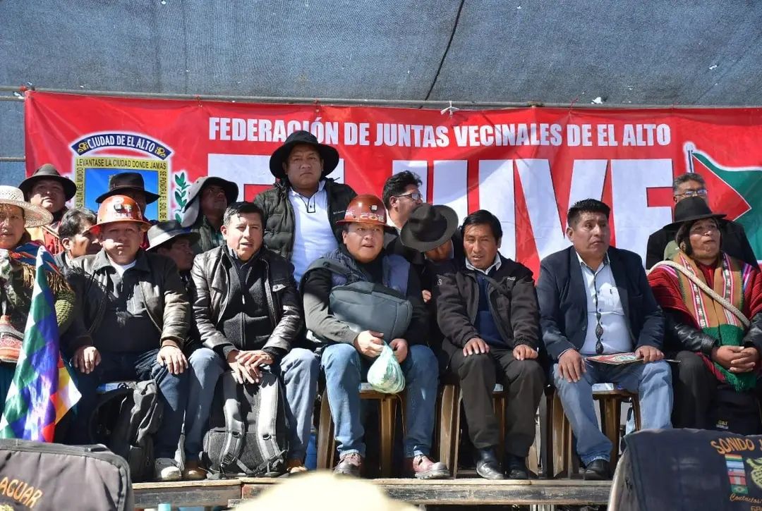noticiasfides's tweet photo. 🔵 #GrupoFides | #ANF El máximo dirigente de la Central Obrera Boliviana (COB), Mario Argollo, quien tenía una orden de aprehensión que fue dejada sin efecto para facilitar su presencia en el diálogo convocado por el Gobierno —hecho que todavía no ocurre—, asiste al cabildo de juntas vecinales en #ElAlto. En el encuentro se analizarán nuevas decisiones sobre el futuro de las movilizaciones.