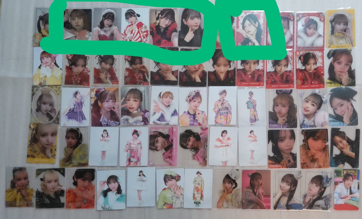 MACO07849's tweet photo. @yuzu1112g2la 失礼します。印を付けたものと写真の仲川と交換可能でしょうか？複数出しの比率違い大丈夫です🙇🏼‍♂️ https://t.co/2hPzh0jGUW
