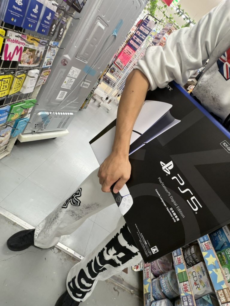 mio45678's tweet photo. 友達と深夜テンションで買ってやったぜ‼️ https://t.co/egKCNdJJeL