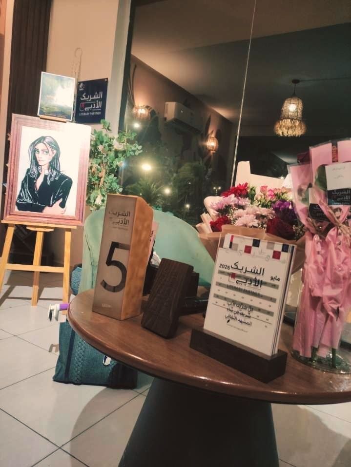 aaasma1387's tweet photo. إحتفاءًا بالأدب والأدباء ومن إطلالة ساحرة من مقهى زيلا #الشريك_الأدبي  على بحر ينبع 
تتبعنا بشغف تلك الحكايات التي روتنا الأديبة الملهمة الأستاذة فاطمة العواد في تدشين لثلاثية #هويةـالوعر 
والذي حاورها الشاعر الفذ الأستاذ فهد العنزي @sky__hermit https://t.co/5RNDl1wBks