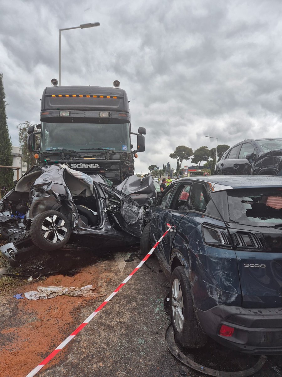 MarikaRoman's tweet photo. Accident impliquant un poids lourd:
37 blessés légers . 23 véhicules impliqués 
70 sapeurs-pompiers engagés.
Merci aux forces de secours et de sécurité mobilisées sur l’accident 👨‍🚒👮‍♂️
Les axes routiers sont rouverts https://t.co/JFcJlciaG5