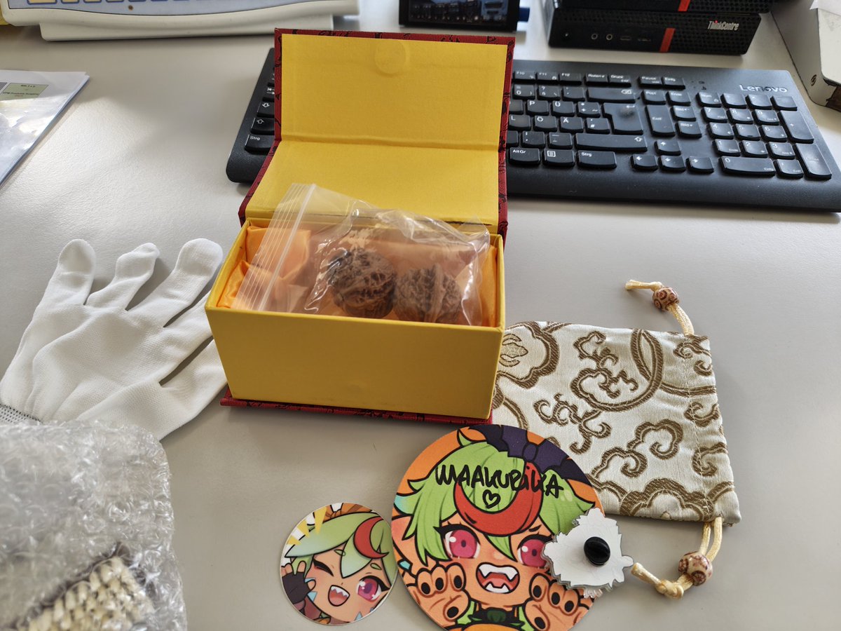 DaSeveral's tweet photo. Endlich gehöre ich auch zu den coolen Nussfluencern und kann im Stream komische Nussgeräusche machen. Nochmal herzliches Danke an @maakurika, den Pin Werd ich mir sowas von irgendwo hinstecken wenn ich die Folie abbekommen 🤣🤣❤️

#GERVtuber #VTuber https://t.co/0uuWuQxkfx