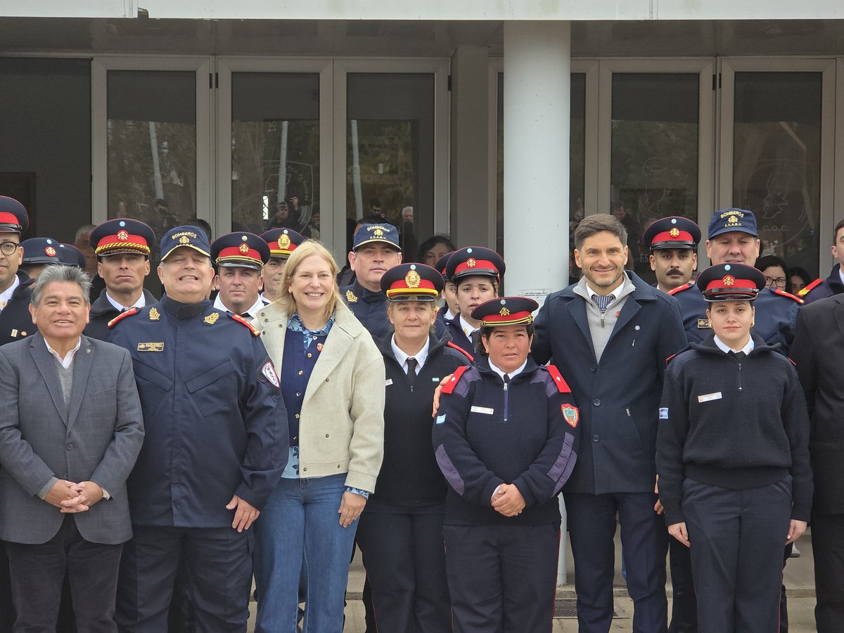 GiScaglia's tweet photo. No hay tarea más noble que entregarse al otro sin pedir nada a cambio.

En Gálvez —mi ciudad, donde nació el primer cuartel de Bomberos Voluntarios de la provincia— acompañé al gobernador @maxipullaro en el Día del Bombero Voluntario y recorrimos el avance de lo que será el Centro de Entrenamiento y Capacitación más grande de la Argentina.

Esta obra no nació de un decreto. Nació de años de sueños de toda la Federación Santafesina de Asociaciones de Bomberos Voluntarios. Hoy ya es una realidad en construcción: 21.000 metros cuadrados pensados para formar, entrenar y preparar a quienes, con voluntad férrea y corazón abierto, se entregan al servicio de los demás.

Hay gobiernos que pasan. Y hay gobiernos que dejan algo. Este centro es el legado que le debíamos a quienes, sin que nadie se los pida, salen a salvar vidas.