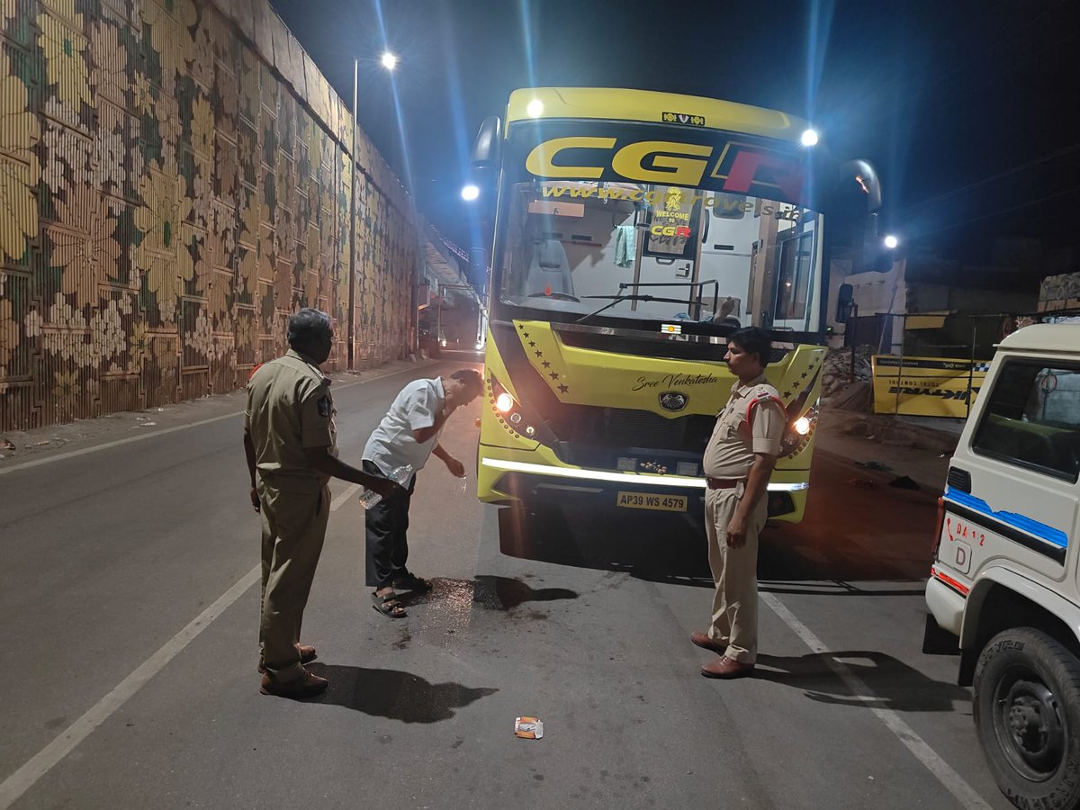 PoliceKurnool's tweet photo. కర్నూలులో ప్రజల భద్రత కోసం రాత్రివేళల్లో విజిబుల్ పోలీసింగ్  కొనసాగుతోంది.
అనుమానాస్పద వాహనాల తనిఖీలు,
రహదారి ప్రమాదాల నివారణకు “Stop, Face Wash &amp; Go” కార్యక్రమం చేపడుతున్నారు.
అత్యవసర పరిస్థితుల్లో Dial 112 / 100 కు సమాచారం
#APPOLICE100 #PoliceKurnool
#AndhraPradeshPolice https://t.co/dyItLt36P7