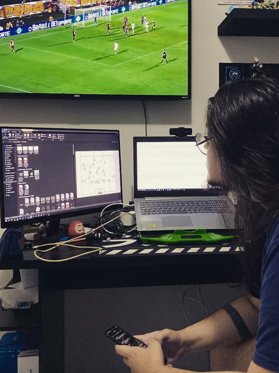 marcusarboes's tweet photo. Você não precisa saber tudo sobre todos os times de futebol. Você não precisa ser um especialista que sabe como cada equipe joga, porque é impossível.

Eu gostaria que alguém tivesse me dado essa dica quando era mais novo. Assim que comecei a entender um pouco mais de tática, fiquei muito entusiasmado com informação. Queria ver várias equipes, de vários lugares do mundo, jogando, para poder falar com propriedade de todas elas.

Só que esse é um exercício adoecedor.

Agora que a Copa do Mundo está chegando, lembrei que fiz um guia tático das 32 equipes, em 2022, e que foi necessário ver centenas de jogos das seleções e de times dos jogadores. Repeti o processo na Eurocopa de 2024 e na Copa do Mundo de Clubes de 2025.

Isso me trouxe muito conhecimento e muita informação. Quase todo jogo que abria num aplicativo, tinha algum jogador que eu conhecia na escalação. Parece ótimo, meu ego e minha auto confiança para discutir futebol aumentaram muito, mas só olhei para um lado da moeda.

Durante anos, eu negligenciei minha saúde para ver futebol. Ver 3-4 partidas por dia não é saudável.

Fazer um Guia Tático da Copa do Mundo de Clubes é mais difícil e inconstante que analisar seleção, por isso o grande Rafa Oliveira não fez uma série. Nessa época, eu comia miojo e tomava energético todo dia. Só trabalhava, não me exercitava e meu lazer era jogar 2h videogame de madrugada.

Nesse ano, decidi não dedicar meses a um projeto de guia. Tenho tempo para a minha vida real e estou saudável, perdi 40kg. Mas eu sinto uma falta em forma de auto cobrança de ser um "sabe tudo".

É muito bom saber a importância do Watanabe pro meio de campo do Urawa Reds ou como o Mamelodi Sundowns muda quando o Arthur Sales tá em campo. Mas hoje, eu sinto um vazio por não conhecer os 26 jogadores da Jordânia.

Saber de tudo é lindo no mundo ideal, mas além de ser exaustivo, é uma fantasia, porque tem um futebol para muito além que você não vai acessar. Hoje, escolho ver segunda divisão potiguar no lugar de Premier League, porque tem mais relevância para mim.

Você não precisa saber de tudo. Escolha ver o futebol que te serve, continue buscando informação, mas não negocie sua saúde.