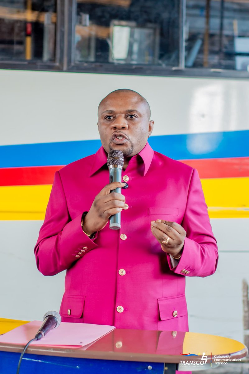 transcordc's tweet photo. TRANSCO News :

Le Directeur Général Jérémie KILUBU dote TRANSCO d'un lot important des mobiliers et fournitures de bureaux

Kinshasa, 2éme jour du mois de juin 2026, devient indélébile dans les annales de l'Etablissement Public Transports au Congo "TRANSCO" en sigle. 

En effet, le Top Manager de l'Établissement Public TRANSCO, Jérémie KILUBU MATONDO, a procédé à la remise d'un lot de mobiliers et fournitures de bureaux adaptés et appropriés aux agents et cadre TRANSCO. 

Sous un beau soleil ornant la Capitale de notre pays, le Directeur administratif Martin MULONGOY a, en guise de mot de remerciement, pris la parole tout en soulignant que c'est un geste louable de la part du Directeur Général, car les mobiliers des bureaux jusque-là en place date de 2013.

Pour le Directeur Général Jérémie KILUBU, il est important d'améliorer les conditions des agents et cadres si l'on veut récolter les bons résultats. 

"Je crois que c'est une activité ordinaire pour moi. Après que j'aie pris le pouvoir, j'ai constaté que les agents et cadres TRANSCO travaillaient dans des conditions très difficiles. Il  y'avait pratiquement pas d'imprimantes, pas des chaises bureaux, en tant que gestionnaire pour exiger les résultats, il faut mettre les gens dans des bonnes conditions. Et nous avons décidé  le DGA et moi de pouvoir rapidement trouver une solution à ce qui concerne la condition de travail. C'est pour cette raison que nous avons aujourd'hui remis un lot important des mobiliers de bureaux au Directeur Administratif pour pouvoir équiper tous les bureaux et c'est le premier lot.", a déclaré le DG. 

Par quel moyen vous avez pu réaliser une telle action? 

" Même dans des moments difficiles il y a toujours des solutions. Quand vous êtes concentrés, focalisés; même quand vous êtes en difficulté vous allez voir qu'il y a des pistes des solutions. Nous sommes un Établissement Public, en dépit de nos difficultés; nous avons fait de notre mieux pour améliorer les conditions de travail des agents et dans les jours  à venir d'autres actions seront menées pour qu'au finish TRANSCO soit redressé ", a-t-il ajouté. 

Quant à la journée du mercredi 03 juin 2026 voulue ville morte par certaines personnes, le Patron de TRANSCO rassure :

 "Nous, en tant qu'Etablissement Public qui a la responsabilité d'assurer les mouvements de la population nous rassurons que aujourd'hui TRANSCO a pris toutes les dispositions possible pour que demain mercredi les bus circulent convenablement.  TRANSCO sera visible dans toutes les artères de la ville province de Kinshasa ". 

(Cellcom/TRANSCO le 2 juin 2026)