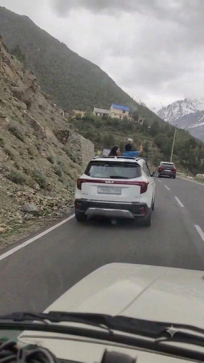 splahhp's tweet photo. 🚔⚖️ STRICT ACTION AGAINST DANGEROUS &amp; NEGLIGENT DRIVING IN DISTRICT LAHAUL &amp; SPITI ⚖️🚔

⚠️ Dangerous and negligent driving is a serious threat to public safety and will not be tolerated. ⚠️ https://t.co/HjbuZFATzc