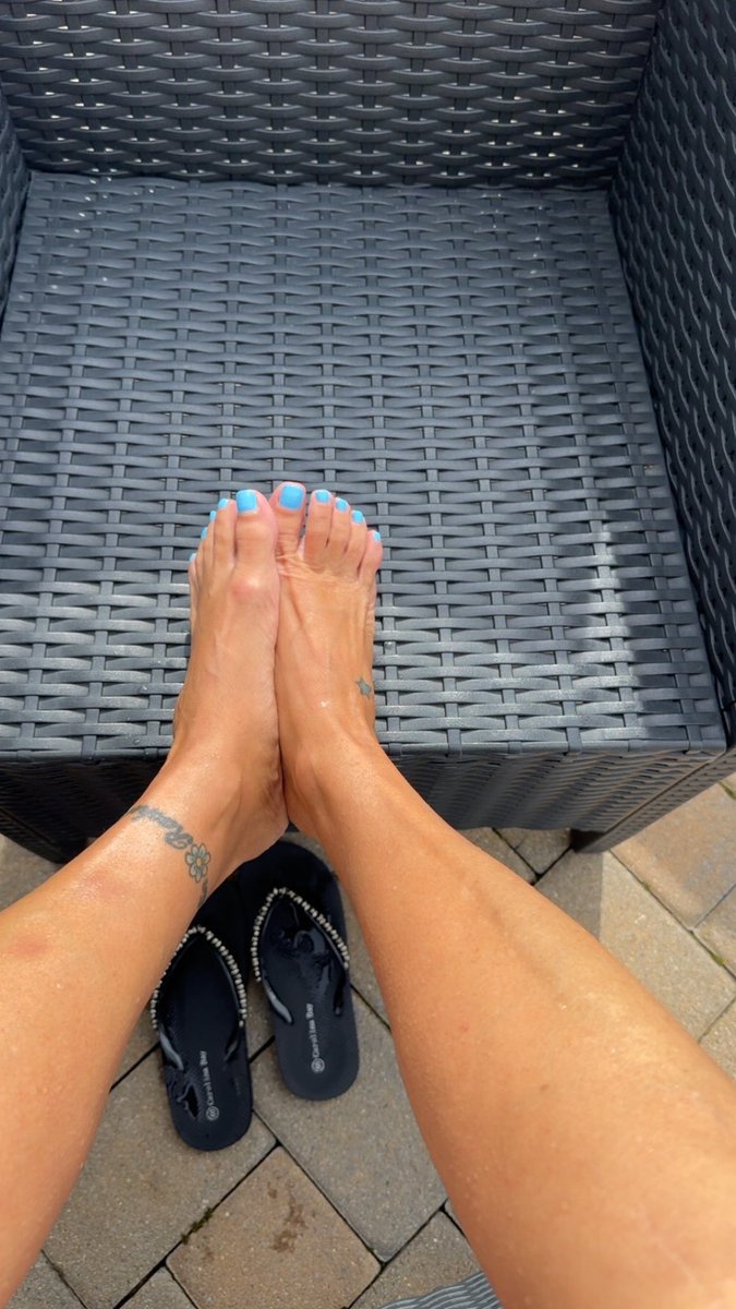 Ms_Bridgette69's tweet photo. It’s a gorgeous day!! Had to take off my sandals.
#feet #soles #toes #feetfetısh #Tuesdayspecial https://t.co/4tEJJSSIGy
