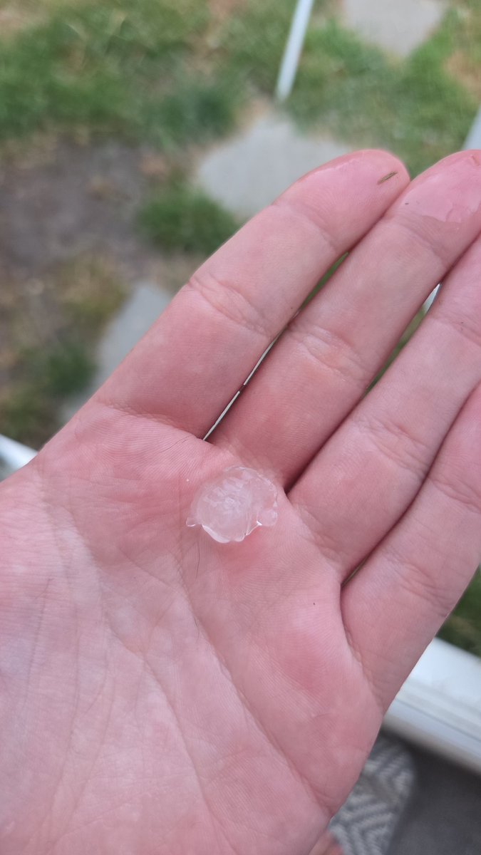 Xellitron's tweet photo. @Met4CastUK Big hail in Horsham! 👀 https://t.co/H3znChQzFr