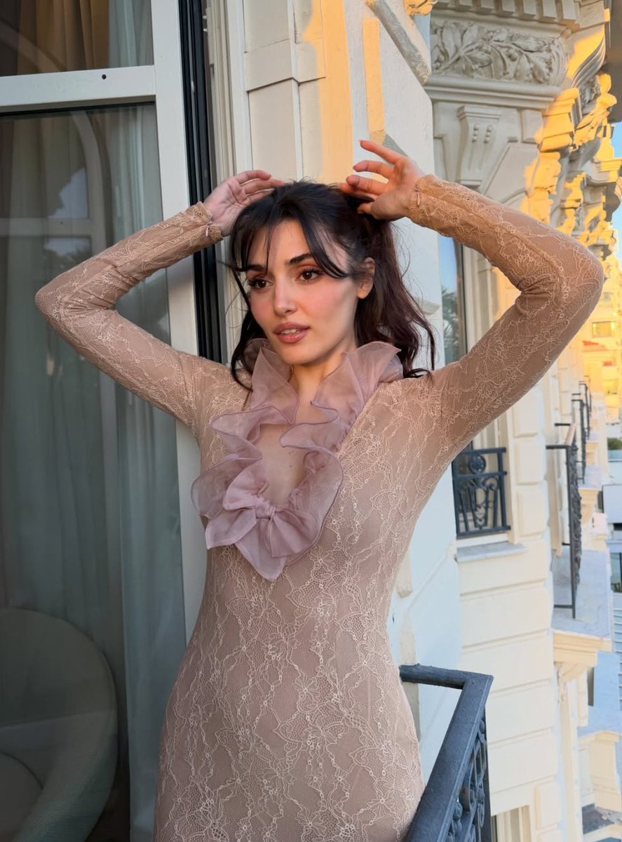 DaraEriss's tweet photo. Göz kamaştırmaya hazır mısınız? ✨ Hande Erçel, bu kareyle yine adından geçtiği yere zarafet ve büyü saçıyor! 💖 Doğallığıyla her seferinde rekor kırıyor. Sizce Hande Erçel’i en çok hangi özelliği parlatıyor? Yorumlarda konuşalım 👇

#Hande... https://t.co/8CR57506IX