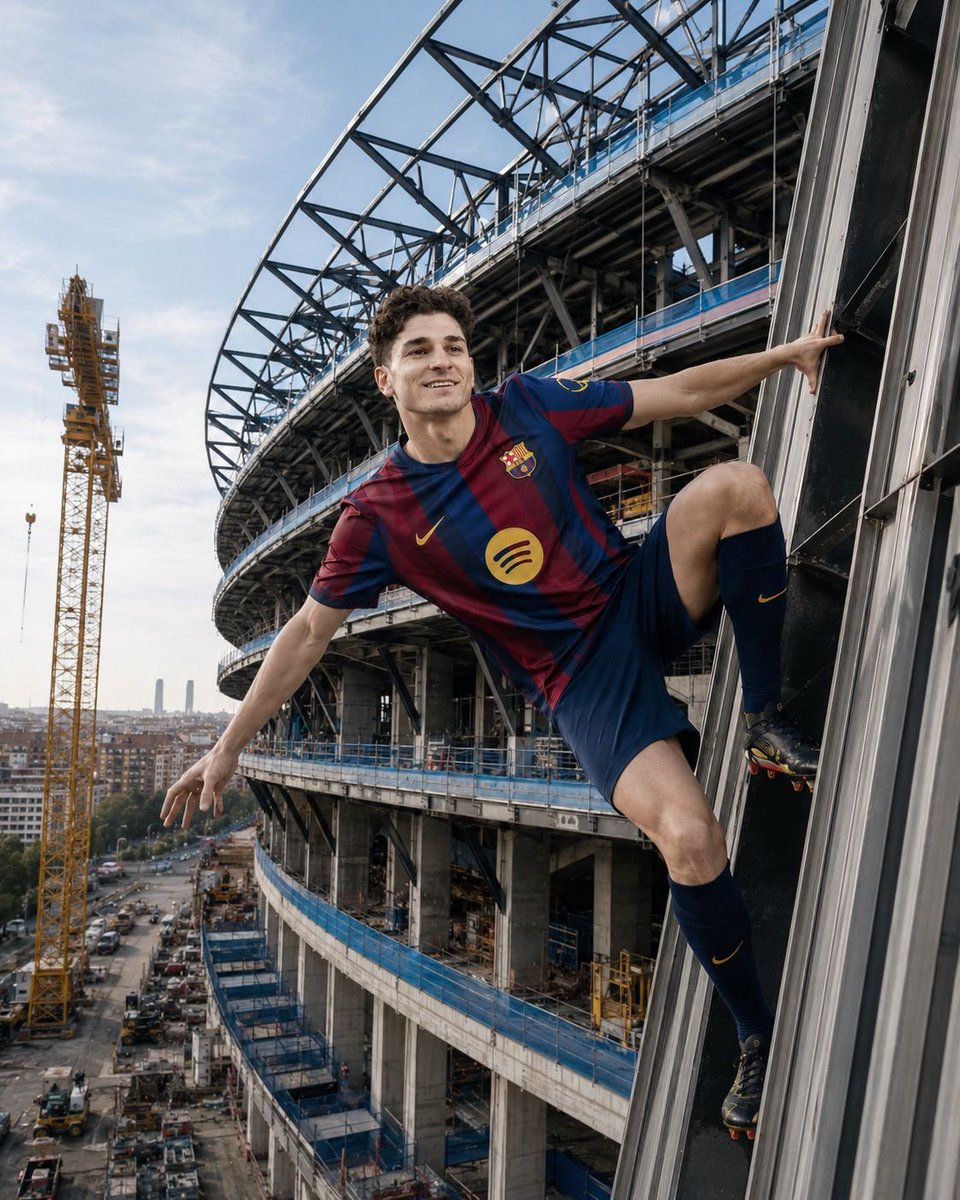 cullera5's tweet photo. ¿Qué hace este loco colgado de un andamio en el Camp Nou? 🕷️ https://t.co/gyOYSBbRoe