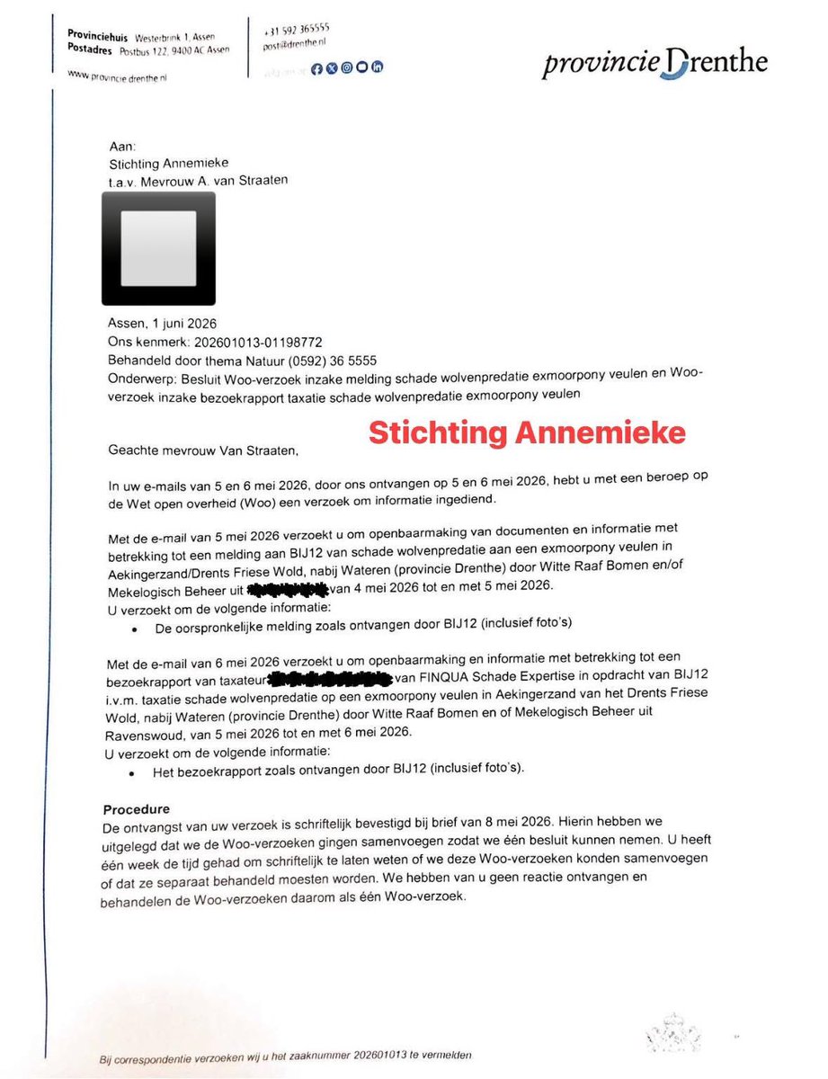 AvanStraaten's tweet photo. ‼️DON'T F*CK WITH ANNEMIEKE 
PROVINCIE DRENTHE en BIJ12!🤡

Een dood Exmoorpony-veulen op 1 mei 2026 Aekingerzand Drents Friese Wold. 

4 mei 2026 werd ‘s avonds dit dode veulen gemeld door eigenaar Witte Raaf Bomen/ Mekelogisch Beheer bij BIJ12. ( BUITEN 24 UUR TERMIJN BIJ12!)

Dinsdagochtend 5 mei 2026 rond 09.00 uur taxateur van FINQA Schade Expertise in opdracht van BIJ12 ter plaatse om DNA af te nemen. ( BUITEN 24 UUR TERMIJN BIJ12!)

En als ik namens Stichting Annemieke vervolgens via Woo-verzoeken vraag om de oorspronkelijke melding inclusief de foto's en het bezoekrapport inclusief de foto’s krijg ik geen van die documenten.

Dan begint de Provincie Drenthe over een eindtaxatierapport dat pas binnen zes weken hoeft te worden aangeleverd.

Alleen heb ik daar helemaal niet om gevraagd. Ik vroeg om de oorspronkelijke melding en het bezoekrapport inclusief alle foto’s! 

Volgens de eigen BIJ12-richtlijn moet het bezoekrapport binnen 24 uur na het veldbezoek bij BIJ12 liggen.

Dus waarom krijg ik een lulverhaal over een eindtaxatierapport?

Bezwaar is ingediend! 

———————————————————————-

Betreft: Bezwaarschrift tegen Woo-besluit van 1 juni 2026
Kenmerk: 202601013-01198772
Zaaknummer: 202601013

Laren 2 juni 2026

Geacht College van Gedeputeerde Staten van Drenthe, 

Hierbij maak ik namens Stichting Annemieke bezwaar tegen uw besluit van 1 juni 2026 inzake onze Woo-verzoeken van 5 en 6 mei 2026 betreffende de melding van wolvenpredatie op een Exmoorpony-veulen van Mekelogisch Beheer in het Aekingerzand/Drents-Friese Wold nabij Wateren.

Het bestreden besluit berust op een onjuiste feitelijke grondslag, geeft blijk van een onjuiste uitleg van onze Woo-verzoeken en is onvoldoende zorgvuldig voorbereid en ondeugdelijk gemotiveerd.

Feiten
De melding waarop onze Woo-verzoeken betrekking hebben, was reeds op de avond van 4 mei 2026 door Witte Raaf Bomen en/of Mekelogisch Beheer uit …….. bij BIJ12 ingediend en bestond derhalve reeds ten tijde van het ingediende Woo-verzoek van 5 mei 2026.

Op 5 mei 2026 om 09:34 uur heb ik namens Stichting Annemieke een Woo-verzoek ingediend waarin ik verzocht om openbaarmaking van:

"De oorspronkelijke melding zoals ontvangen door BIJ12 (inclusief foto's)."

Op 6 mei 2026 om 14:29 uur heb ik een tweede Woo-verzoek ingediend waarin ik verzocht om openbaarmaking van:

"Het bezoekrapport zoals ontvangen door BIJ12 (inclusief foto's).” 

Taxateur ………………. van FINQA Schade Expertise was op 5 mei 2026 omstreeks 09.00 uur reeds ter plaatse voor het uitvoeren van de taxatie en het afnemen van DNA-monsters. Beeldmateriaal zie bijlage. 

1/3⬇️ #drenthe #wolf