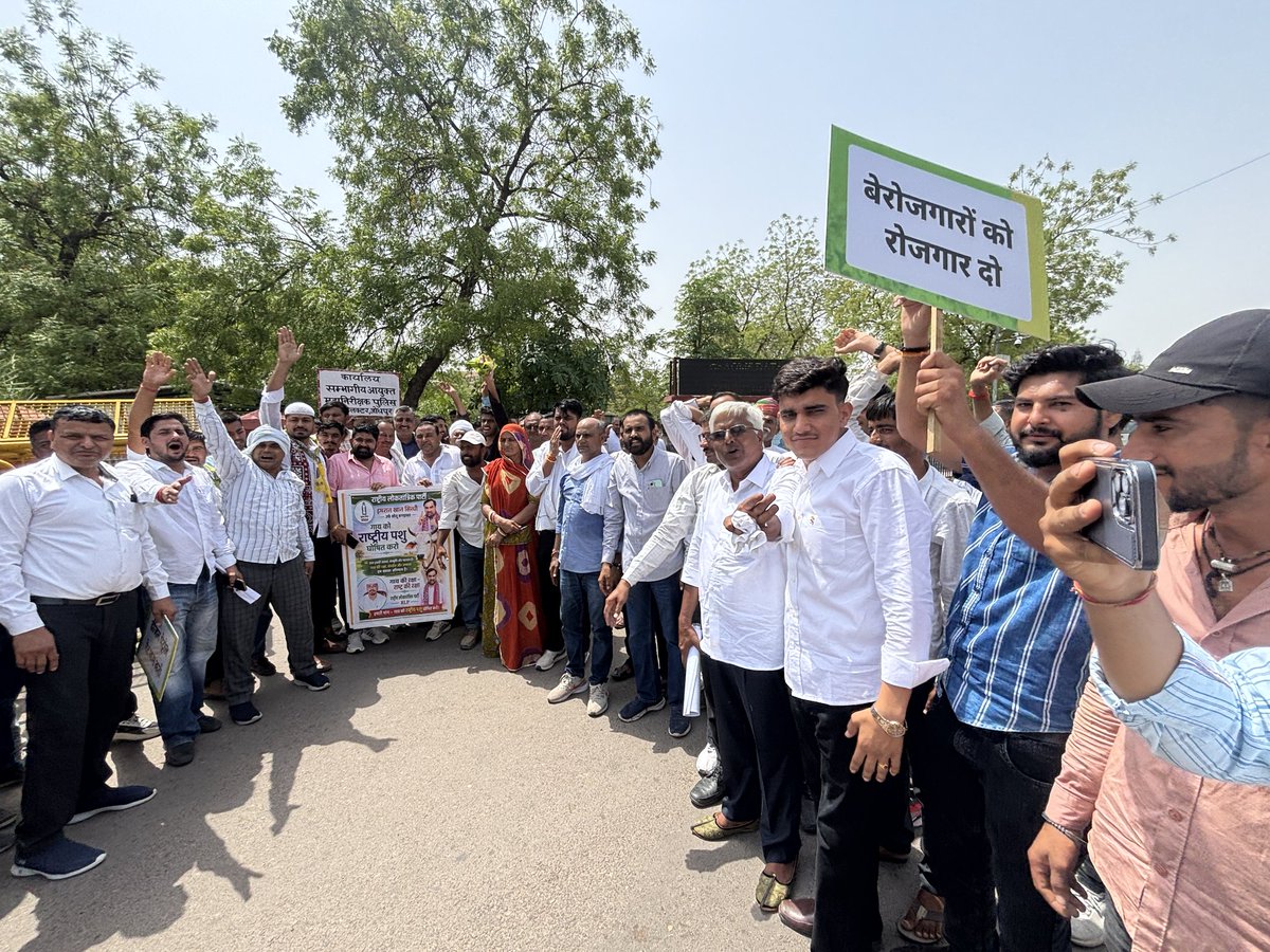 RLPINDIAorg's tweet photo. आज जोधपुर मुख्यालय पर राष्ट्रीय लोकतांत्रिक पार्टी परिवार के सदस्यों ने राज्यपाल के नाम ज्ञापन देकर जनहित से जुड़ी विभिन्न समस्याओं का निस्तारण करने की मांग की | इस अवसर पर प्रदेश में बढ़ते अपराध, भ्रष्टाचार और बढ़ती महंगाई को लेकर भी RLP परिवार के सदस्यों ने लोकतांत्रिक रूप से आक्रोश प्रकट किया |