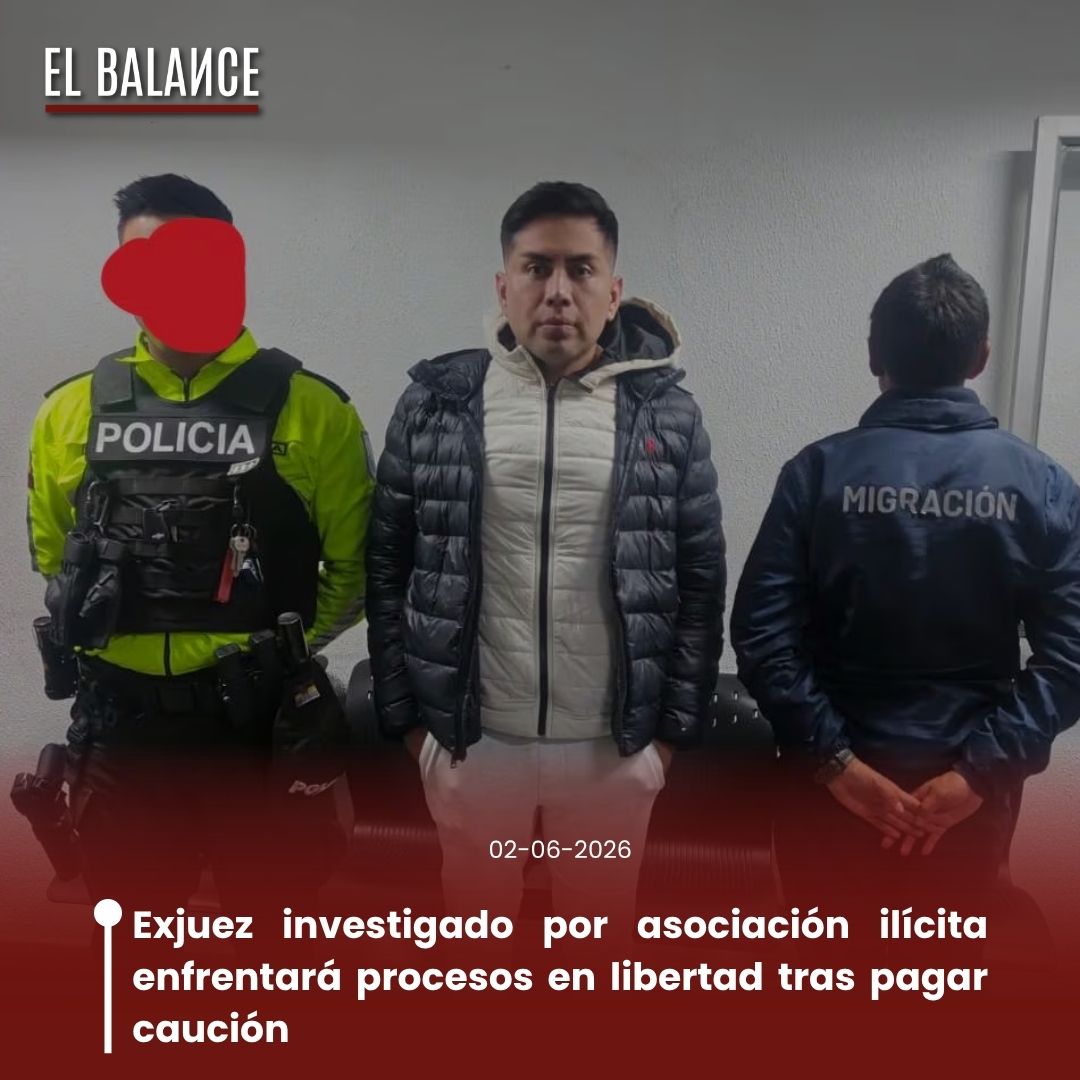 ElBalance_EC's tweet photo. El exjuez anticorrupción Christian Luvin Quito Carpio recuperó su libertad el 18 de mayo, luego de pagar USD 50.000 en cauciones dentro de los dos procesos penales que enfrenta por asociación ilícita e incumplimiento de decisiones legítimas de autoridad competente. La decisión se tomó en juzgados de Quito y Tulcán, pese a que el exmagistrado había sido detenido en abril en el puente de Rumichaca, cuando intentó cruzar hacia Colombia a pesar de tener prohibición de salida del país.

En la causa por asociación ilícita, un juez de Iñaquito aceptó una caución de USD 10.000, mientras en Tulcán se fijó otra de USD 40.000 por el proceso abierto tras incumplir la medida cautelar que le impedía abandonar Ecuador. Con ambos pagos, Quito Carpio dejó la prisión preventiva y continuará los procesos en libertad, aunque Fiscalía sostuvo que su conducta evidenciaba riesgo de fuga.

Quito Carpio fue parte de la Unidad Judicial Anticorrupción y su nombre ya había sido cuestionado por decisiones como el archivo del caso León de Troya, investigación vinculada a presuntos nexos entre la mafia albanesa y el entorno político del expresidente Guillermo Lasso. También aparece en el caso Fachada, que indaga una presunta red de jueces que habrían recibido beneficios económicos a cambio de decisiones favorables para la organización Comandos de la Frontera.

Durante los allanamientos de dicho caso, la Policía encontró USD 10.000 en efectivo ocultos en un mueble de baño del departamento del exjuez, dinero cuya procedencia intentó ser justificada mediante un contrato civil que luego fue señalado como falso dentro de la investigación. Fiscalía sostiene que esa estructura habría operado para justificar el origen del efectivo y encubrir posibles actos de corrupción judicial.

La liberación de Quito Carpio es un ejemplo más del doble estándar del sistema judicial: un exjuez investigado por asociación ilícita, con dinero hallado en su vivienda y un intento de salida del país pese a una prohibición vigente, sale tras pagar caución, mientras Aquiles Álvarez sigue en una cárcel de máxima seguridad sin sentencia y con una audiencia de caución que se difiere una y otra vez.

Por: @iarandrader