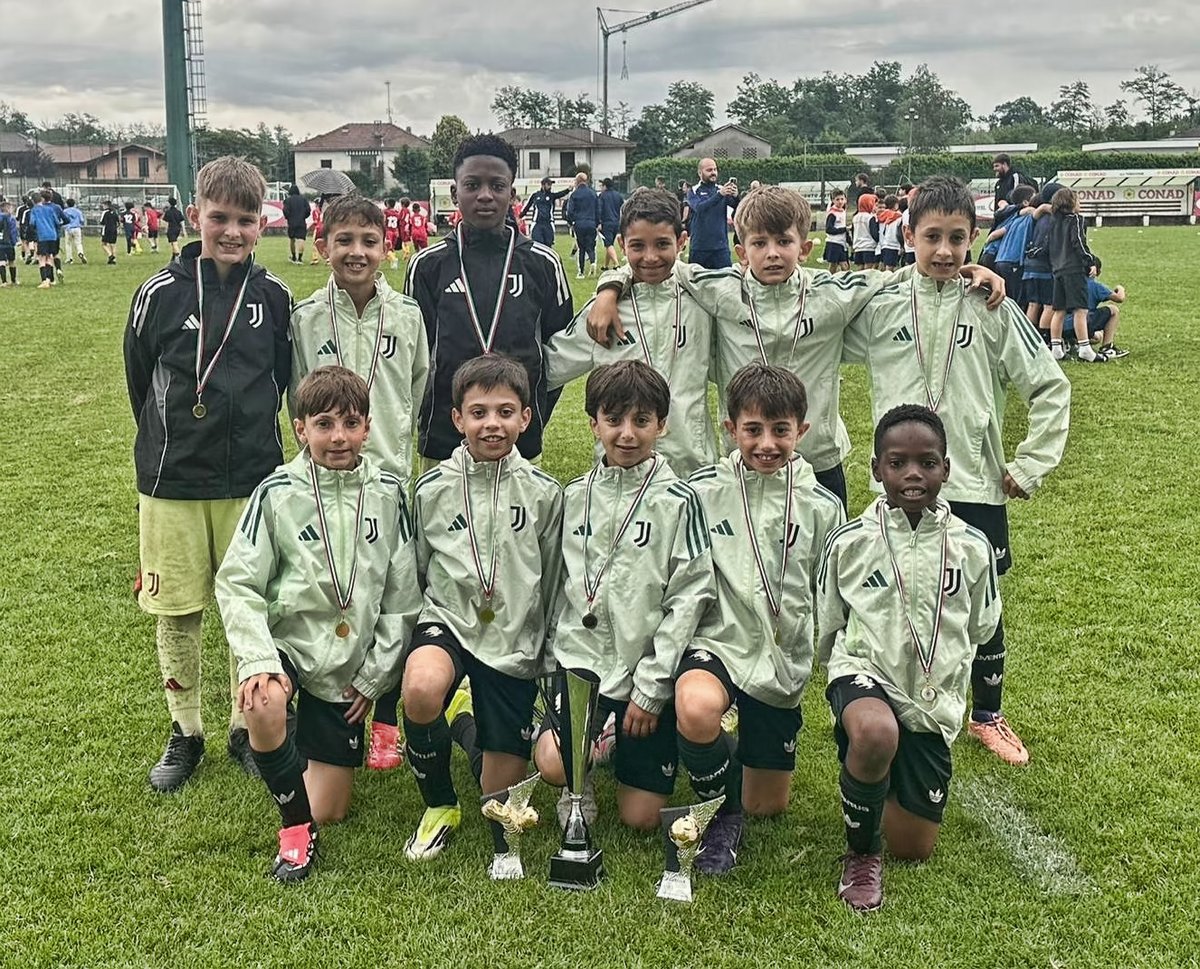 GiovaniBN's tweet photo. 🥈 #Juventus, l'#Under9 (Pulcini 2017) di Mr. Francisetti seconda classificata al Pro Tournament.
FINALE
❌ 0-0 (4-5 d.c.r.) 🆚 Inter
🏅 Daniel #Gyasi miglior giocatore del torneo, Nicolò #Patrucco capocannoniere 👏👏
👊 #ForzaJuve ⚪️⚫️ https://t.co/Iep8XF42aS