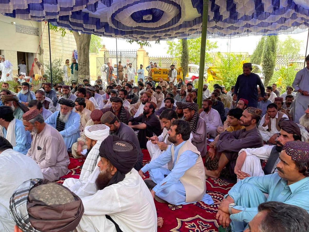 NDM_Official's tweet photo. ہرنائی: نیشنل ڈیموکریٹک کے مرکزی سیکرٹر ی جنرل مزمل شاہ نے شہداء وطن تحریک کے اجلاس میں شرکت کی۔ آج 2جون کو ہرنائی، خوست، ناکس، گچینہ، سپین تنگی کے قبائیلی عمائدین، سیاسی کارکنان، مائین اونرز، ٹرک یونین، تاجر برادران نے شاہرگ کمیٹی کے احتجاجی تجاویز کے ساتھ اتفاق رائے کا اظہار کیا۔ ضلعی سطح پر کمیٹی بنانے اور احتجاجی سلسلے کو آگے بڑھانے کا عزم کرتے ہوئے کل ہرنائی کی جانب سے کمیٹی کا اعلان بذریعہ پریس کانفرنس کرنے کا فیصلہ کیا گیا۔
احتجاجی تحریک کے سلسلے میں کل ۳ جون بروز بدھ ضلع بھر میں شٹر ڈون ہڑتال جبکہ ۵ جون بروز جمہ تحصیل شاہرگ میں احتجاجی جلسے کا انعقاد کیا جائیگا جس میں تمام اہلیان ہرنائی سے شر کت کی اپیل کی جاتی ہے۔