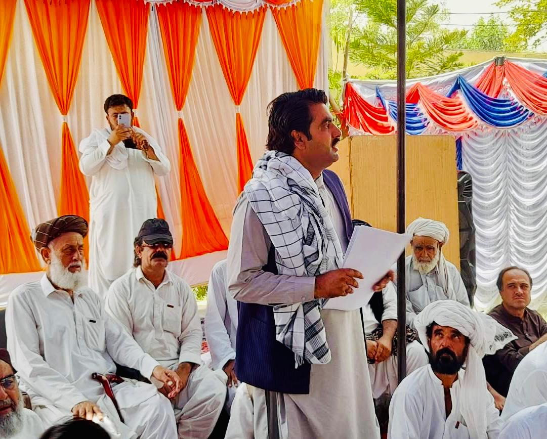 NDM_Official's tweet photo. ہرنائی: نیشنل ڈیموکریٹک کے مرکزی سیکرٹر ی جنرل مزمل شاہ نے شہداء وطن تحریک کے اجلاس میں شرکت کی۔ آج 2جون کو ہرنائی، خوست، ناکس، گچینہ، سپین تنگی کے قبائیلی عمائدین، سیاسی کارکنان، مائین اونرز، ٹرک یونین، تاجر برادران نے شاہرگ کمیٹی کے احتجاجی تجاویز کے ساتھ اتفاق رائے کا اظہار کیا۔ ضلعی سطح پر کمیٹی بنانے اور احتجاجی سلسلے کو آگے بڑھانے کا عزم کرتے ہوئے کل ہرنائی کی جانب سے کمیٹی کا اعلان بذریعہ پریس کانفرنس کرنے کا فیصلہ کیا گیا۔
احتجاجی تحریک کے سلسلے میں کل ۳ جون بروز بدھ ضلع بھر میں شٹر ڈون ہڑتال جبکہ ۵ جون بروز جمہ تحصیل شاہرگ میں احتجاجی جلسے کا انعقاد کیا جائیگا جس میں تمام اہلیان ہرنائی سے شر کت کی اپیل کی جاتی ہے۔