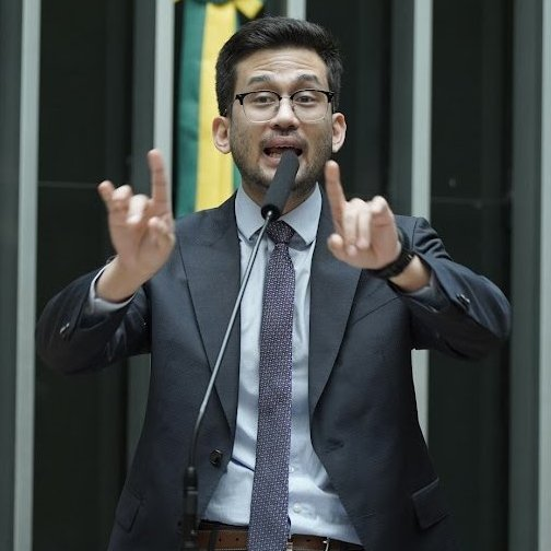 republiqueBRA's tweet photo. 🤬 🎙️ Eduardo Bolsonaro critica Rodrigo Pimentel por entrevistar Kim Kataguiri:

🗣️ “Porra, quem elegeu o Lula foi o Bolsonaro? Tá de sacanagem. É sério que vão endossar esses caras que pediram o impeachment de Bolsonaro junto com o PT, que entra tranquilamente nas favelas dominadas pelo tráfico? Vão pregar voto nulo e jogar a culpa em nós. Pqp...”