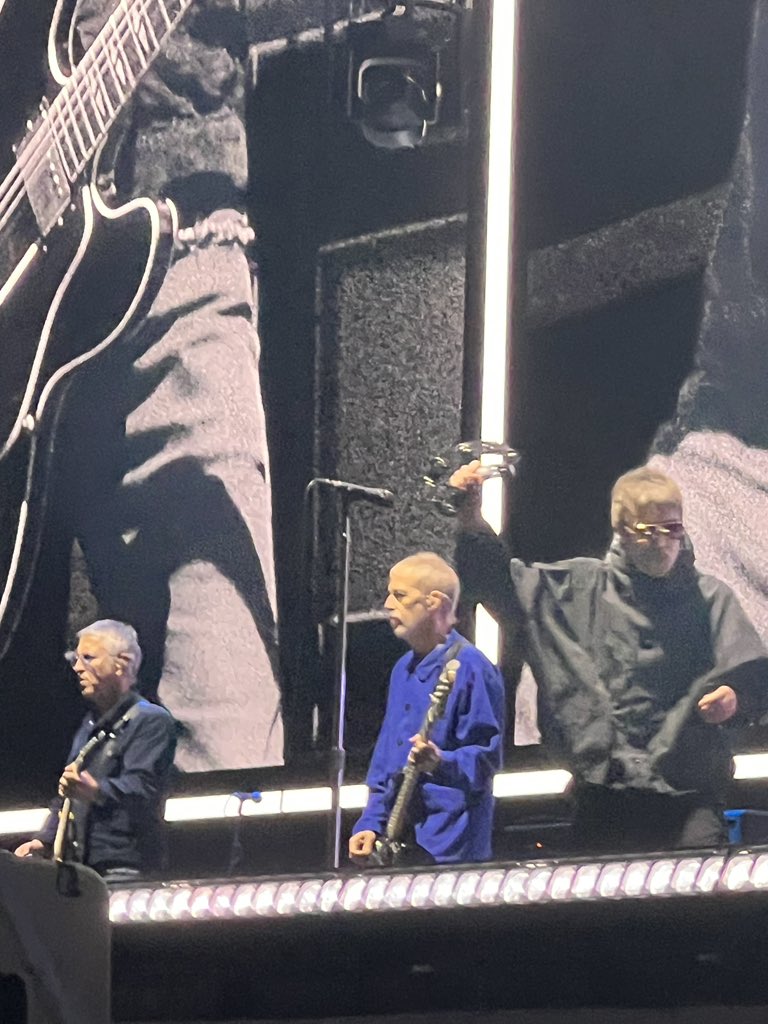 alivedemo's tweet photo. @SSLlDEAWAY beady eye reunion ❤️ https://t.co/wnx7kBalIM