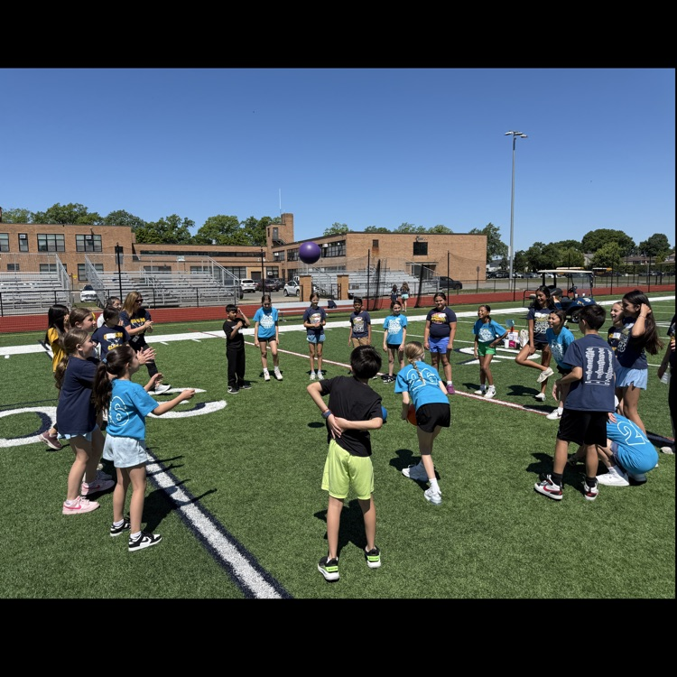 CBS_Bethpage's tweet photo. Three schools becoming one.  Our 5th grade orientation program includes a great day of activities on the field at JFK as our students prepare to enter Middle School in September.  Lots of fun and thanks to our PTAs for the pizza lunch. https://t.co/8mSTSAVWBU