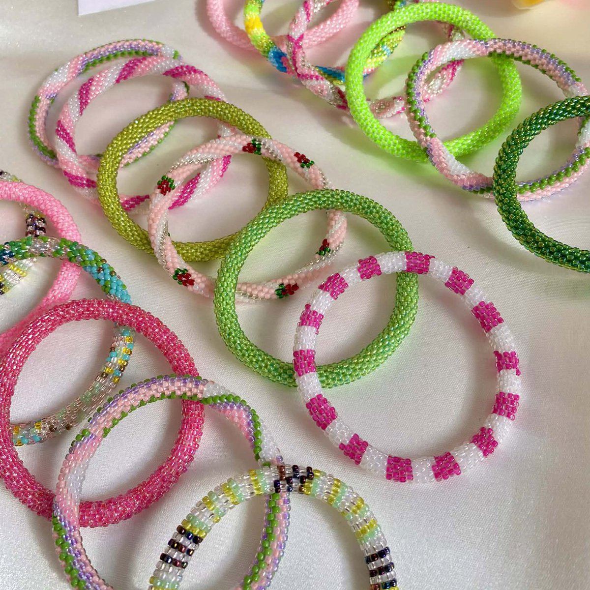 SashkaCo's tweet photo. Fill your day with color, warmth, and gentle vibes.🩷💚

https://t.co/xPGCV47YNK

#SashkaCo #handmade #bracelets #beadedjewelry  #summer #June #giftideas  #alwayspositivevibes #Florida #shopsmallbusiness https://t.co/m5dIkbyfw0