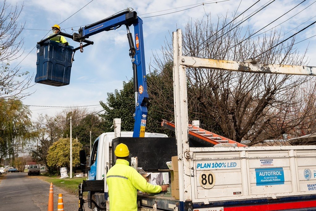 AmbienteyEP's tweet photo. 💡 Hostal del Sol Este se suma al Plan LED

Comenzamos a instalar 300 luminarias en el barrio, reemplazando los antiguos artefactos de sodio para mejorar la iluminación y brindar un servicio más eficiente y sostenible.

Seguimos avanzando para que Rosario sea una ciudad 100 % LED https://t.co/1BltQM6wwQ