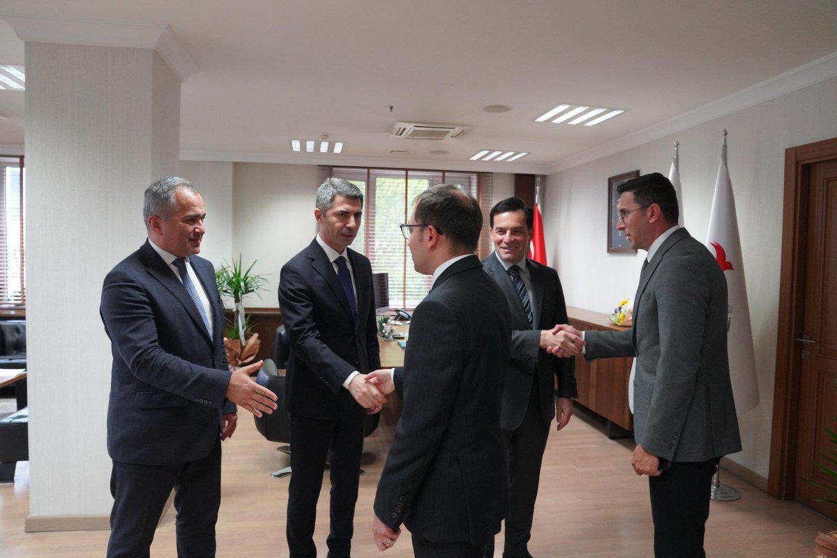 Gocidaresi's tweet photo. Göç İdaresi Başkanımız Sayın Muhammet Selami Yazıcı ile Başkan Yardımcılarımız Sayın Ramazan Seçilmiş ve Sayın Murat Karakaya, merkez yerleşkesinde düzenlenen bayramlaşma programında birim amirleri ve kurum personeliyle bir araya geldi.

Kurumsal dayanışma ve birlik beraberlik duygularının pekiştirildiği programda personelin bayram tebrikleri kabul edilirken, tüm çalışanlara görevlerinde başarı ve kolaylıklar dilendi.

@TC_icisleri
@mselamiyazici