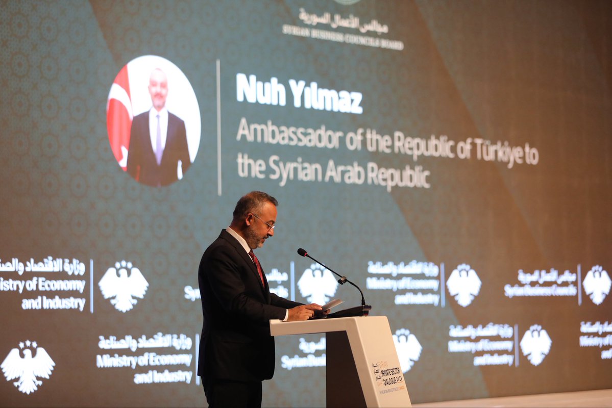 TC_Sam_BE's tweet photo. Büyükelçi Dr. @nuhyilmaz, Suriye'de ilk kez düzenlenen Ulusal Özel Sektör Diyalogu Konferansında konuştu. 

Büyükelçi Yılmaz, Suriye İş Konseyleri üyelerinin biraraya geldiği etkinlikte yaptığı konuşmada, Suriye'nin küresel ekonomik sisteme entegrasyonunu sağlamak amacıyla, Türkiye-Suriye İş Konseyi başta olmak üzere özel sektörümüzün girişimlerini desteklemeye devam edeceğimizi vurguladı.