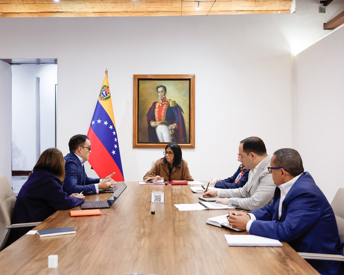 PDVSA's tweet photo. La presidenta (E) de la República, @delcyrodriguezv, lideró una reunión de trabajo con el equipo económico y el Motor Hidrocarburos para evaluar las acciones orientadas a fortalecer el crecimiento estratégico y productivo del país. https://t.co/ZmFRZHmyOO