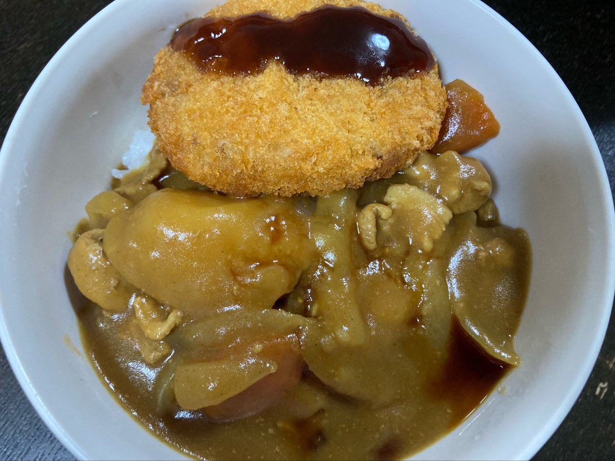 amaebinoodle's tweet photo. 台風迫る日の夕食はノー残業で近所のマイバスで材料を仕入れてコロッケカレー甘口。カレーには醤油・コロッケにはソースが完成形なり。明日大したことなかったらコロッケそばも食べたい。  #台風 #コロッケ #おうちごはん https://t.co/BOYWj8XXc8
