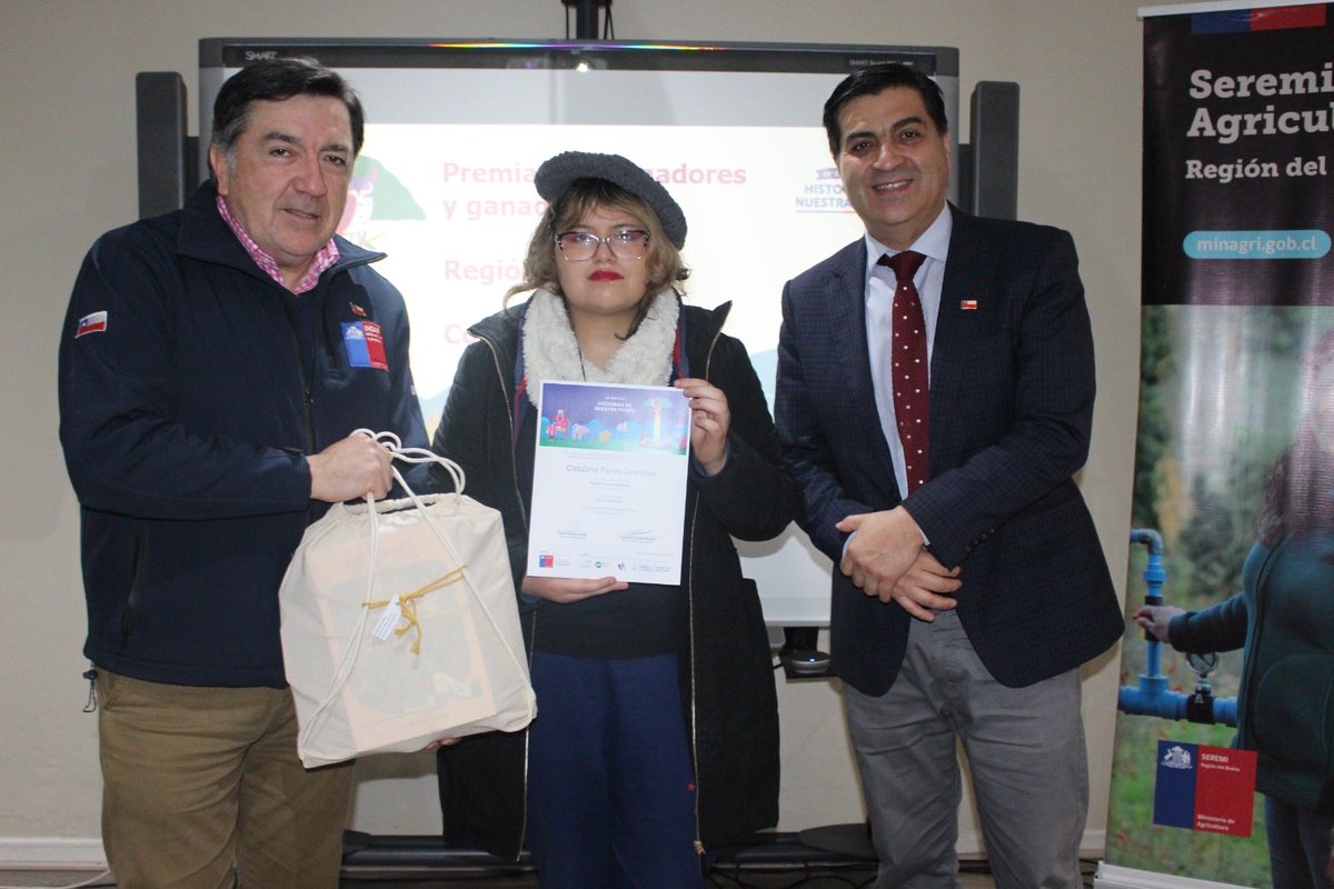 MinagriBioBio's tweet photo. 🌾Tradiciones del mundo rural

📍Hoy se realizó la ceremonia regional de la premiación del concurso “Historias de Nuestra Tierra” de @fucoa. 

✅En Biobío fueron 11 los ganadores, donde participó el seremi Francisco Lagos y director (s) @IndapBiobio, Marcelo Jelves. https://t.co/1C4wVOipYn