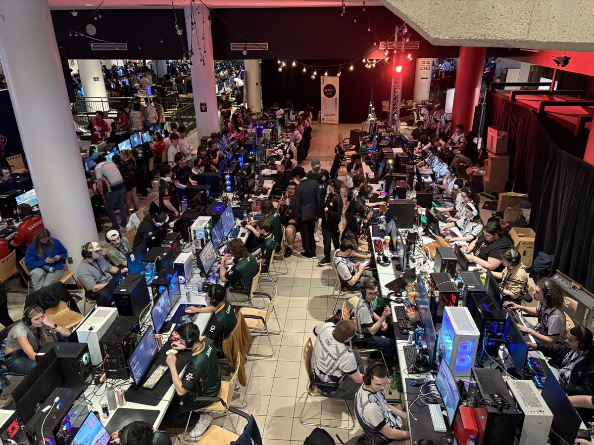 PhazerCS's tweet photo. Now that I’m back home I can talk bout LAN ETS! 

Had an amazing time in Montreal these past few days and got to attend my first ever BYOC LAN. It was great getting to meet one of our partners over at @TrueNorthPrd, @eviljonbob_cs and the rest of the @Third_Site team! Also got to watch my great friend @MiraicleLoL win his first big LAN event! I met some great people and will definitely go back sometime in the future. Big thanks to my host and good friend @Varsial11 for showing me around the city!