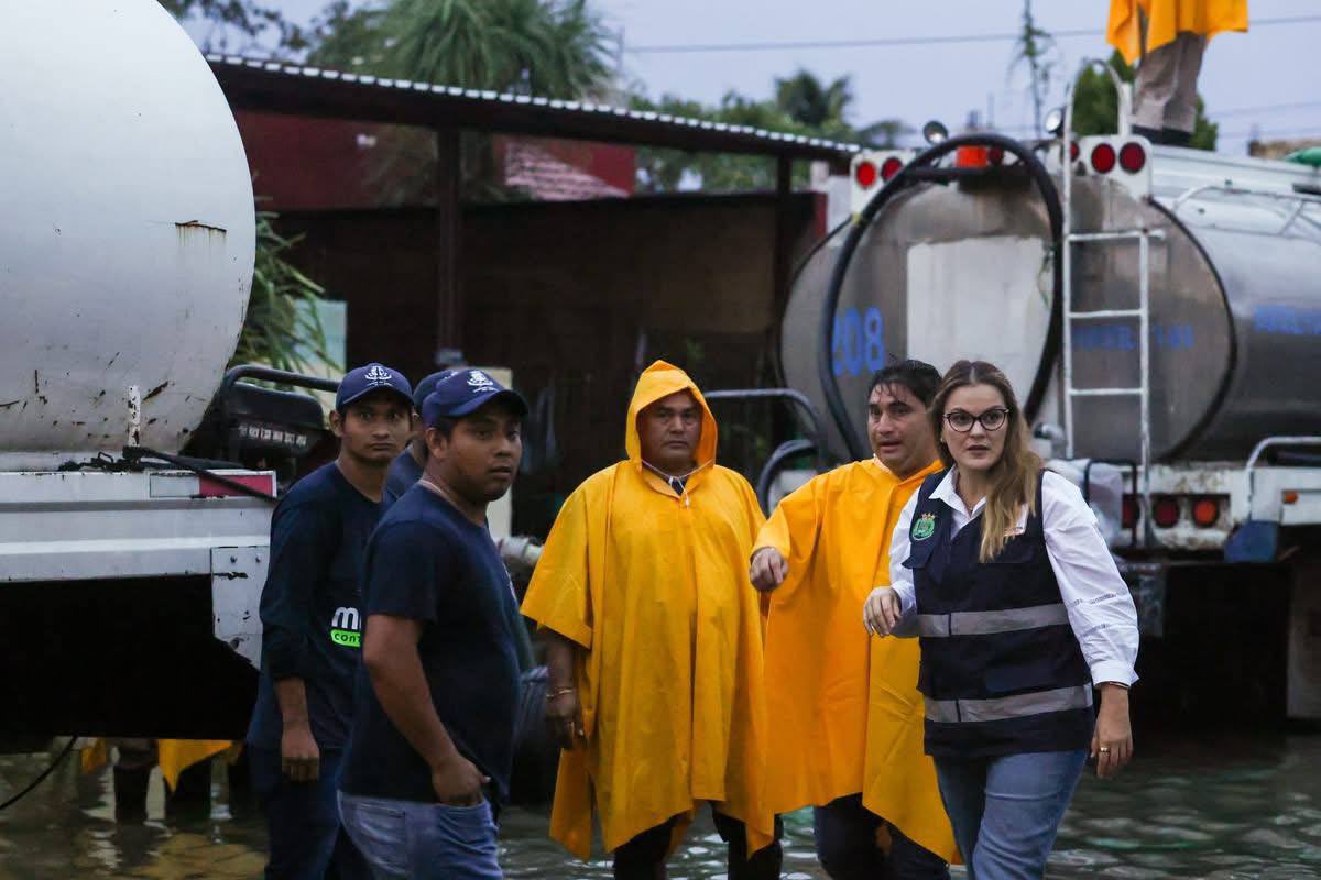 PanYucatan's tweet photo. El #PANYucatán permanece en las calles, coordinando brigadas, atendiendo reportes y trabajando junto a la ciudadanía. 🙌🏼🔵
@CeciliaPatronL en #Mérida, @edwinbojorquezr en #Kanasín y @LindaPerez8294 en #Conkal demuestran que servir es estar presente, escuchar y actuar. 🫂💙 https://t.co/aw6r6yq20s