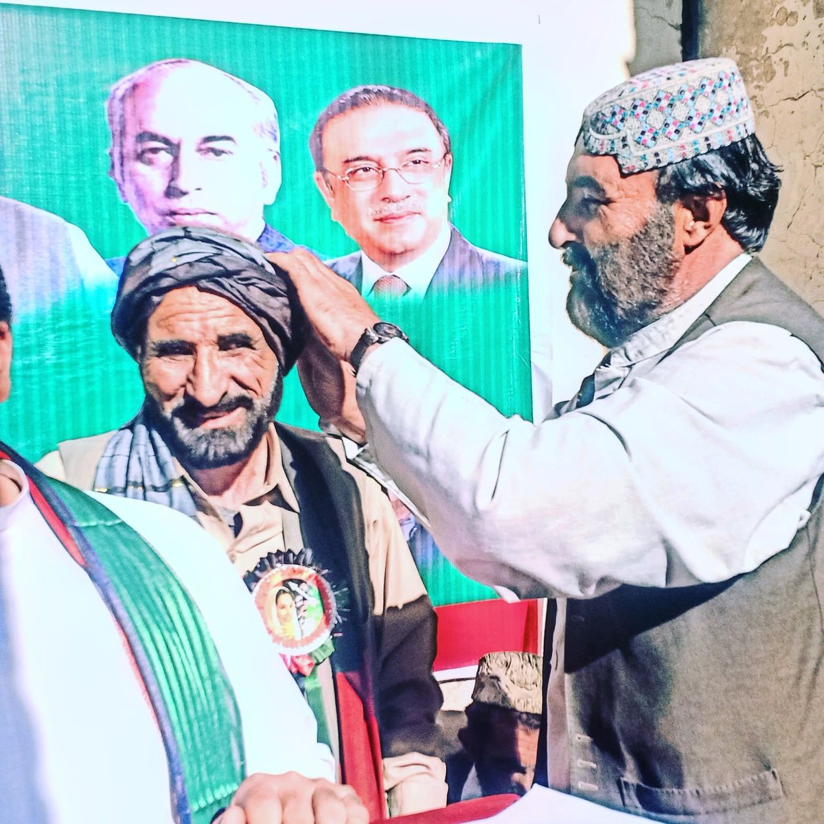 ppp_sher's tweet photo. پشین پاکستان پیپلزپارٹی پشین کے سابق ضلعی صدر   سید انور اغا ضلعی صدر  شیر محمد ترین  کو  پگڑی  باندھ رھا  ھے    یادگار  2023 https://t.co/98AdVoAMks