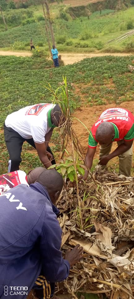 CnddFddButanyer's tweet photo. #Kayanza 02.06.2026. umukuru w'imbonerakure kurwego rw'igihugu ari kumwe n'umukuru w'abakenyerera rugamba ku rwego rw'igihugu hamwe n'uwujejwe iterambere mu ntara ya Butanyerera. Bishikiye mu mazone atatu ariyo #Nyabihogo #Nkonge na #Muruta. Mu kuraba uko ivoka iriko iritabwaho https://t.co/NMYaYMQ0QP