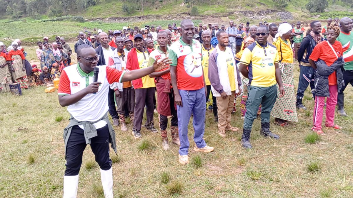 CnddFddButanyer's tweet photo. #Kayanza 02.06.2026. umukuru w'imbonerakure kurwego rw'igihugu ari kumwe n'umukuru w'abakenyerera rugamba ku rwego rw'igihugu hamwe n'uwujejwe iterambere mu ntara ya Butanyerera. Bishikiye mu mazone atatu ariyo #Nyabihogo #Nkonge na #Muruta. Mu kuraba uko ivoka iriko iritabwaho https://t.co/NMYaYMQ0QP