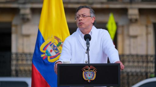 RadNalCo's tweet photo. #Meridiano90 | El presidente @petrogustavo presentó las pruebas que demostrarían un posible fraude en los comicios que dieron como ganador en primera vuelta al ultraderechista Abelardo de La Espriella. El mandatario denuncia aumento injustificado de cédulas inscritas y de votos en varios puestos y mesas.

📻 Te invitamos a escuchar esta y más noticias a través de nuestras 74 frecuencias, en Radio Nacional de Colombia y en https://t.co/CecfnPo8OQ