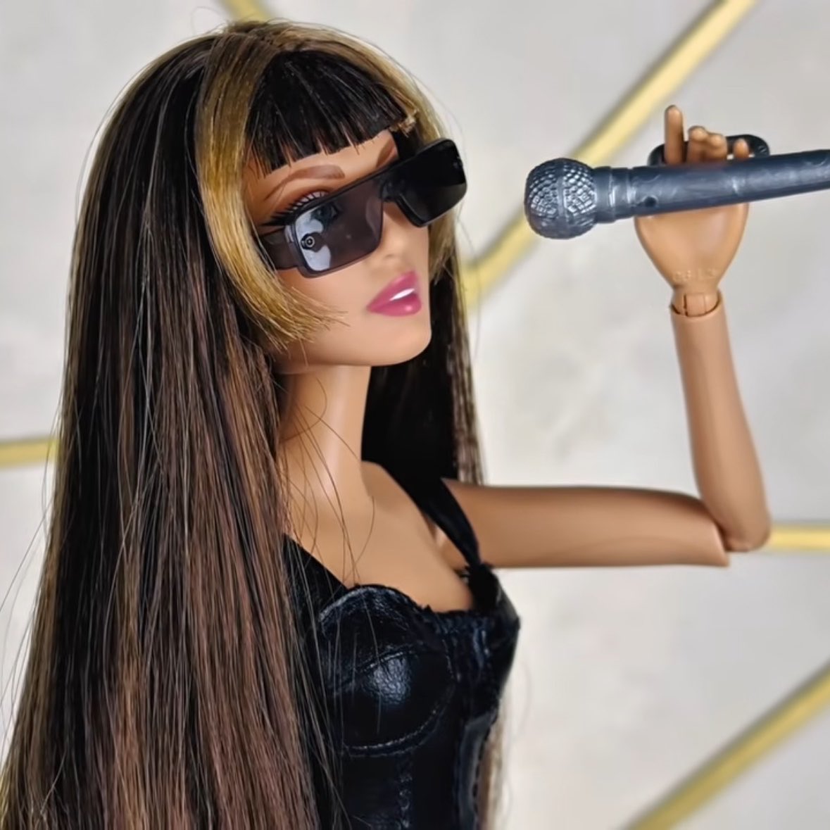 MileyUpdates's tweet photo. Close up Miley Cyrus barbie signature doll inspired in Golden Burning Sun visual 🖤 https://t.co/uDzp6OELR3