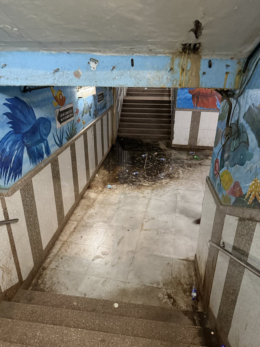 helpfulnagarik's tweet photo. Sion subway Below gate no 7 (gate is closed ) but entry from other side   There is stagnant dirty water  since many days. No one cleans. 
Kindly look in to it 
@mybmcSWM @mybmc @mybmcWardFN https://t.co/f2ENWP4X5U