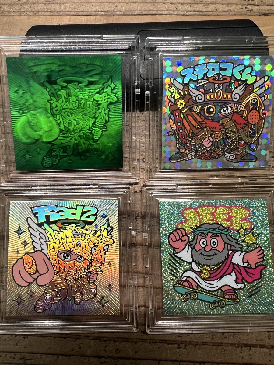 ryulab's tweet photo. 前の日曜の仕事帰りにGUL様(@GULPOST )の個展に行ってきました。

GUL様の作品まあまあ値段が高いから我慢する言い訳ができたんですが、Xで見たホロに呼ばれてまんまとお迎えしてしまった〜😮‍💨

大満足！
個展のチラシのメインの図柄のシールも当たったし！
個展に出てた作品はなんとか我慢できた！ https://t.co/4ECJUYpHWM