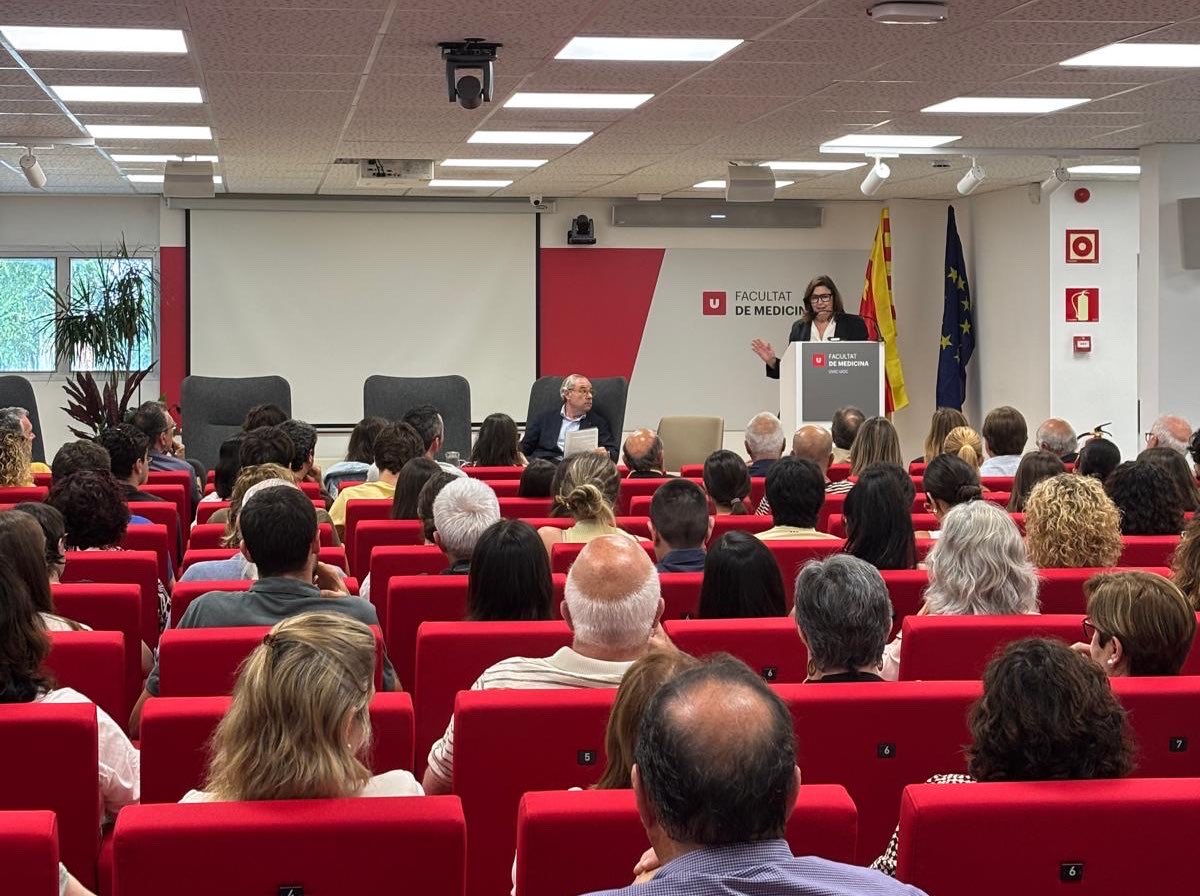 COMBarcelona's tweet photo. 📖 Presentem el llibre 'Hipòcrates XXI. Idees sobre el sentit i la pràctica de la medicina' a la @uvic_ucc 🩺

Després que la presidenta del CoMB, @EBisbe, i el @DrJosepArimany, cap del Servei de Responsabilitat Professional i Àrea de Praxi del CoMB, pronunciïn unes paraules de benvinguda, iniciem la taula rodona 'Com ha de ser el metge del furtur❓'

💬La moderen la presidenta de la Junta comarcal d'Osona del CoMB, @anna_ribas_c, i el Dr. Joan Manuel Díaz, vicedegà de la Facultat de Medicina (@u_medicina).