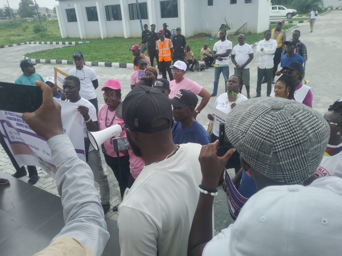 priestsassembly's tweet photo. Procession into the the secretariat at Ozoro, the crowd, law enforcement agencies, the Red Cross and Road Safety Corps.

#AllNigerianWomenMatter
#SHUNSGBV
#EndSGBV
#OzoroUnitesForWomenAndGirls
#FestivalsShouldUniteNotDivideUs
#QualityMenProtectNotHarassWomen https://t.co/1vmrIzxjvl